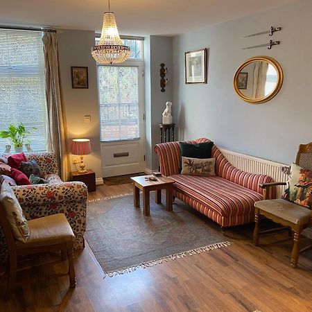 Quirky Town Centre Apartment With River Terrace แม็กเคิลสฟิลด์ ภายนอก รูปภาพ